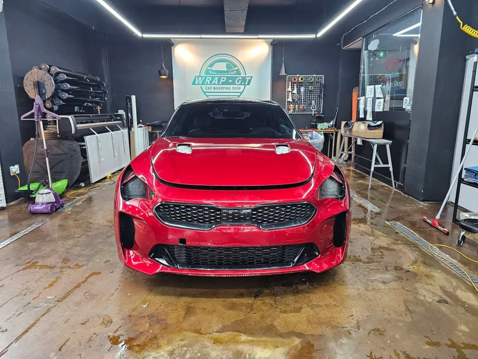 Kia Stingerのカーラッピング事例|高光沢サンレモグリーン 施工写真 2-1
