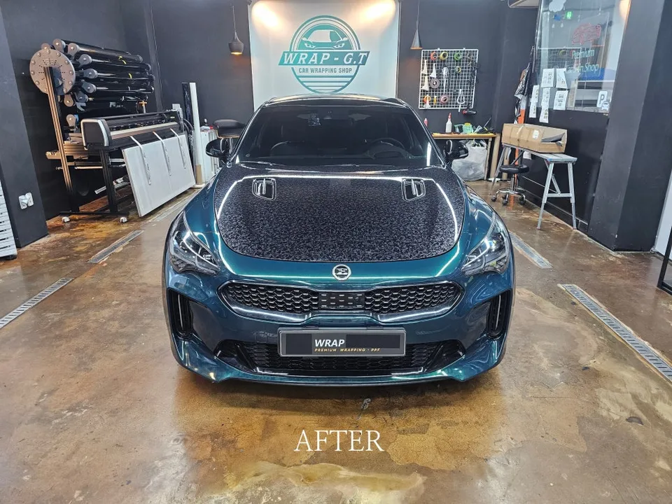 Kia Stingerのカーラッピング事例|高光沢サンレモグリーン 施工写真 3-1