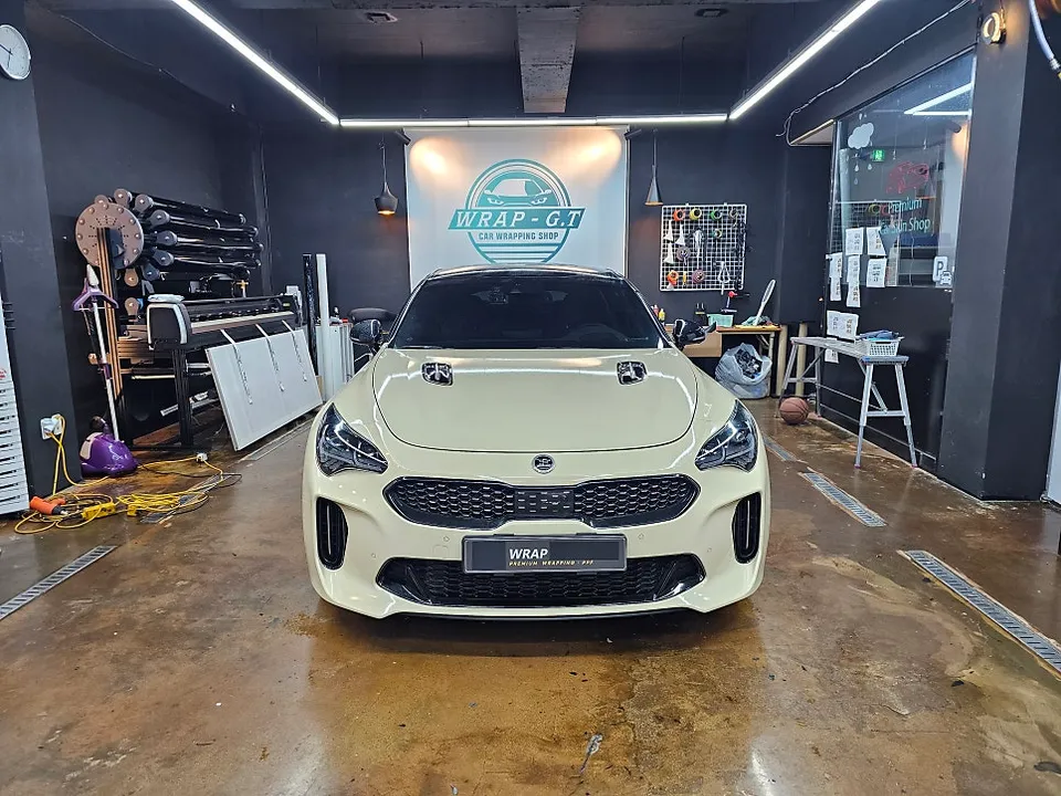 Kia Stingerのカーラッピング事例|高光沢サンレモグリーン 施工写真 1-2