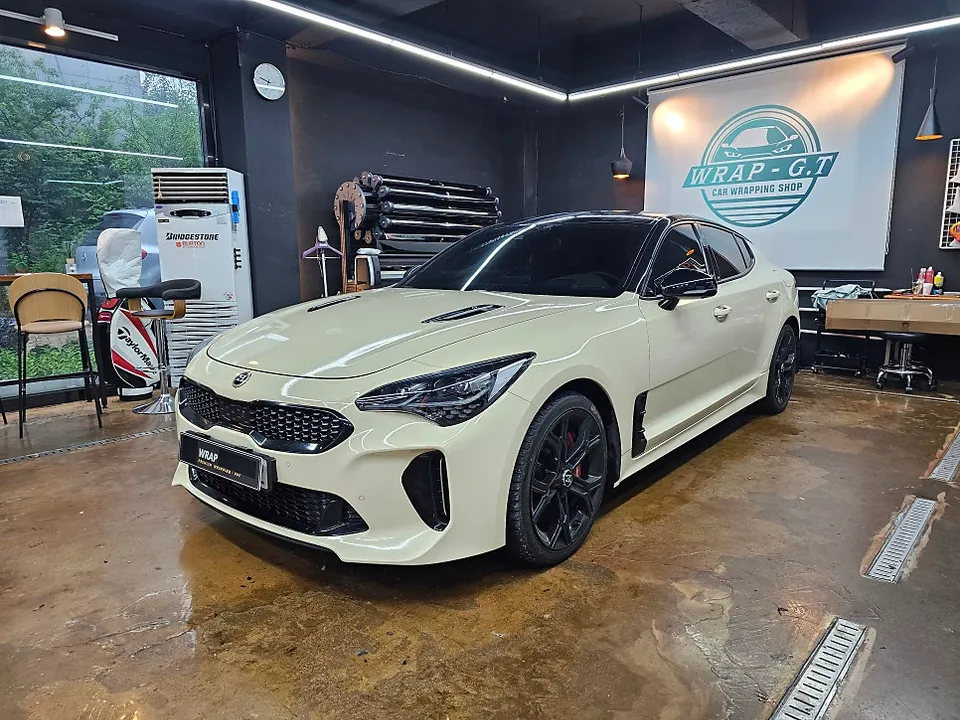 Kia Stingerのカーラッピング事例|高光沢サンレモグリーン 施工写真 2-2