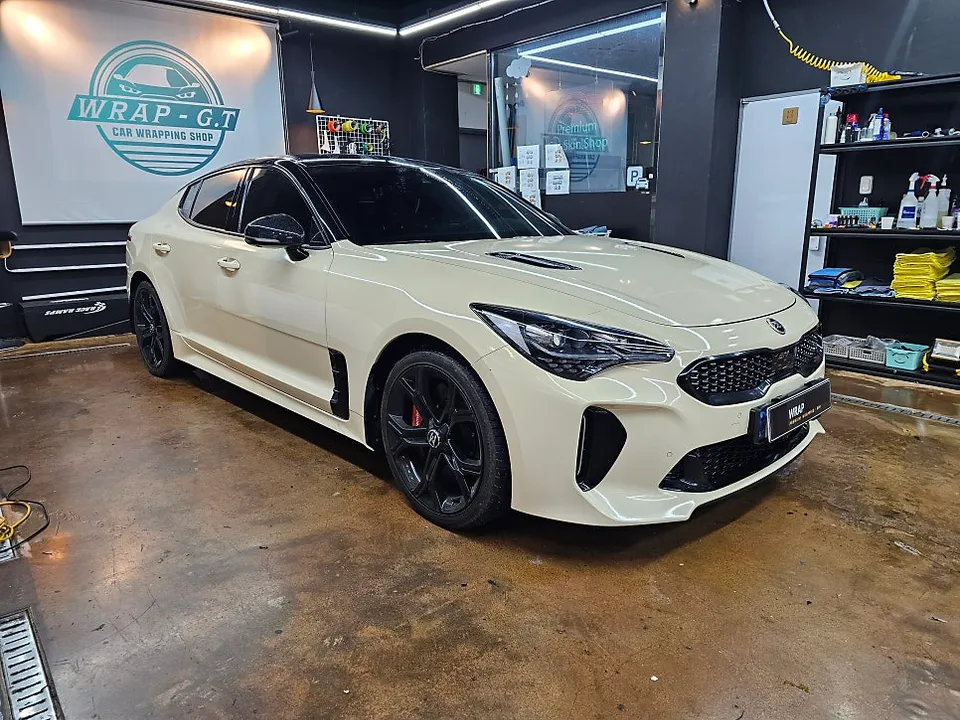Kia Stingerのカーラッピング事例|高光沢サンレモグリーン 施工写真 3-2