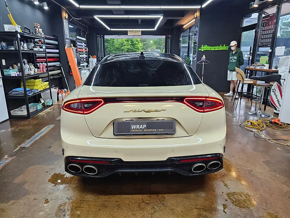 Kia Stingerのカーラッピング事例|高光沢サンレモグリーン 施工写真 1-3