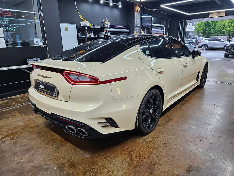 Kia Stingerのカーラッピング事例|高光沢サンレモグリーン 施工写真 2-3