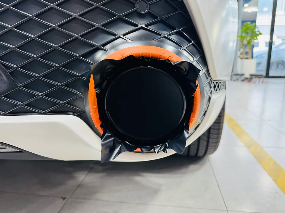 Genesis GV70のカーラッピング事例:マフラーチップをサテンブラックに 施工写真 2-2