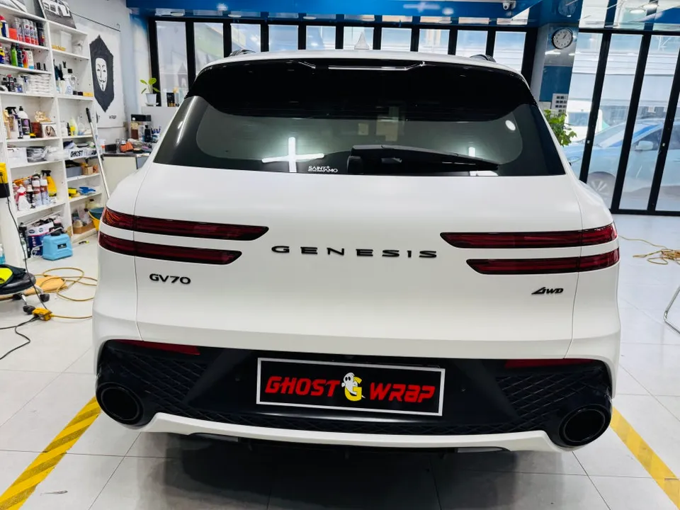 Genesis GV70のカーラッピング事例:マフラーチップをサテンブラックに 施工写真 2-3