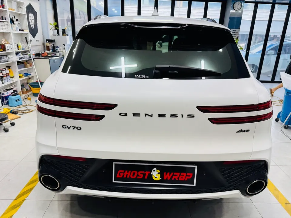 Genesis GV70のカーラッピング事例:マフラーチップをサテンブラックに 施工写真 3-3