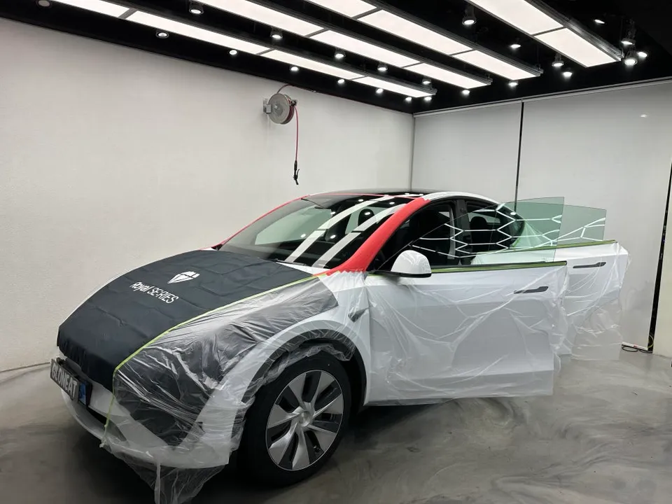 Tesla Model Yのカーフィルム施工事例 施工写真 3-1