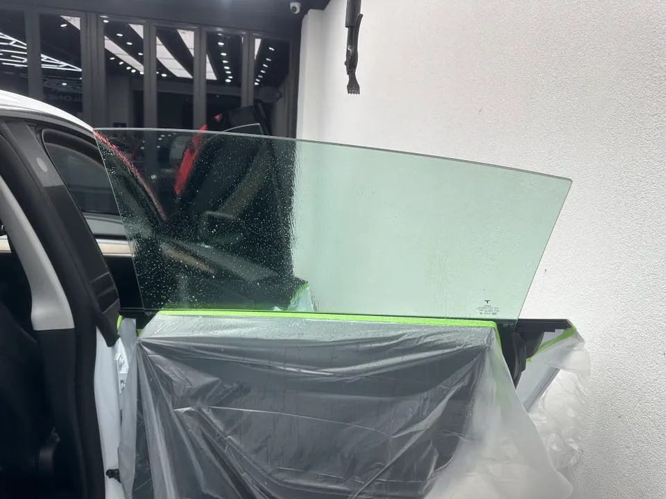 Tesla Model Yのカーフィルム施工事例 施工写真 1-2
