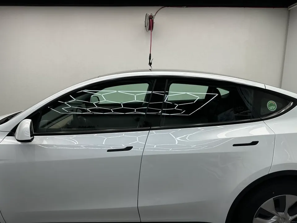 Tesla Model Yのカーフィルム施工事例 施工写真 3-2