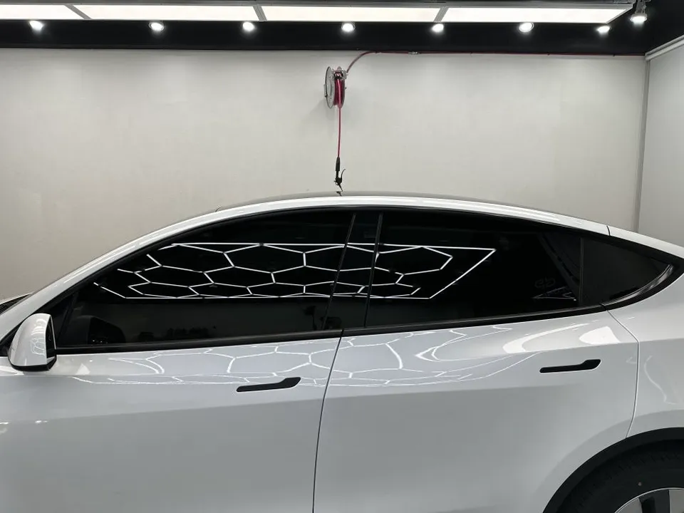 Tesla Model Yのカーフィルム施工事例 施工写真 4-2