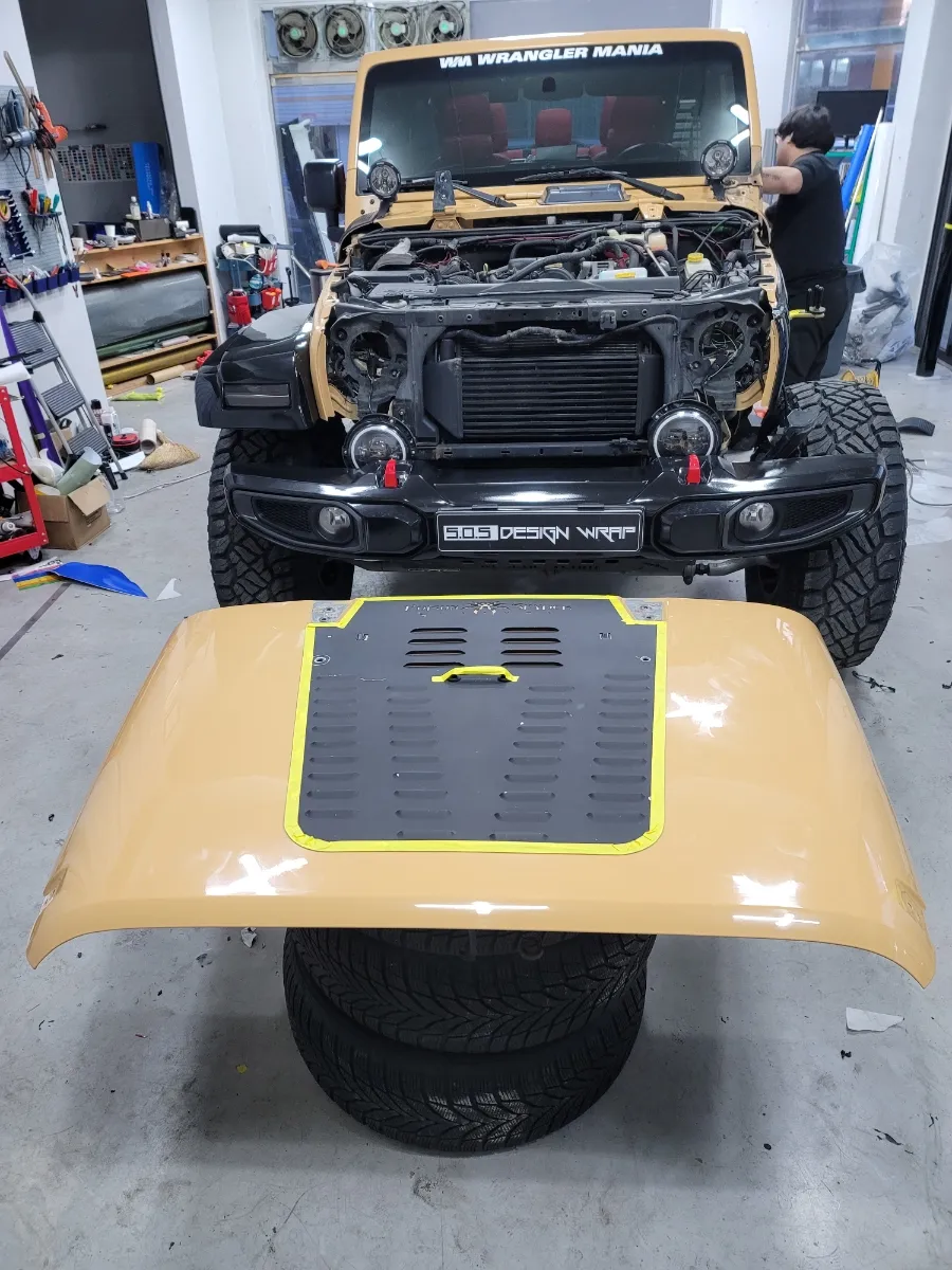 Jeep Wranglerのカーラッピング事例|高光沢ブラックで印象激変 施工写真 2-2
