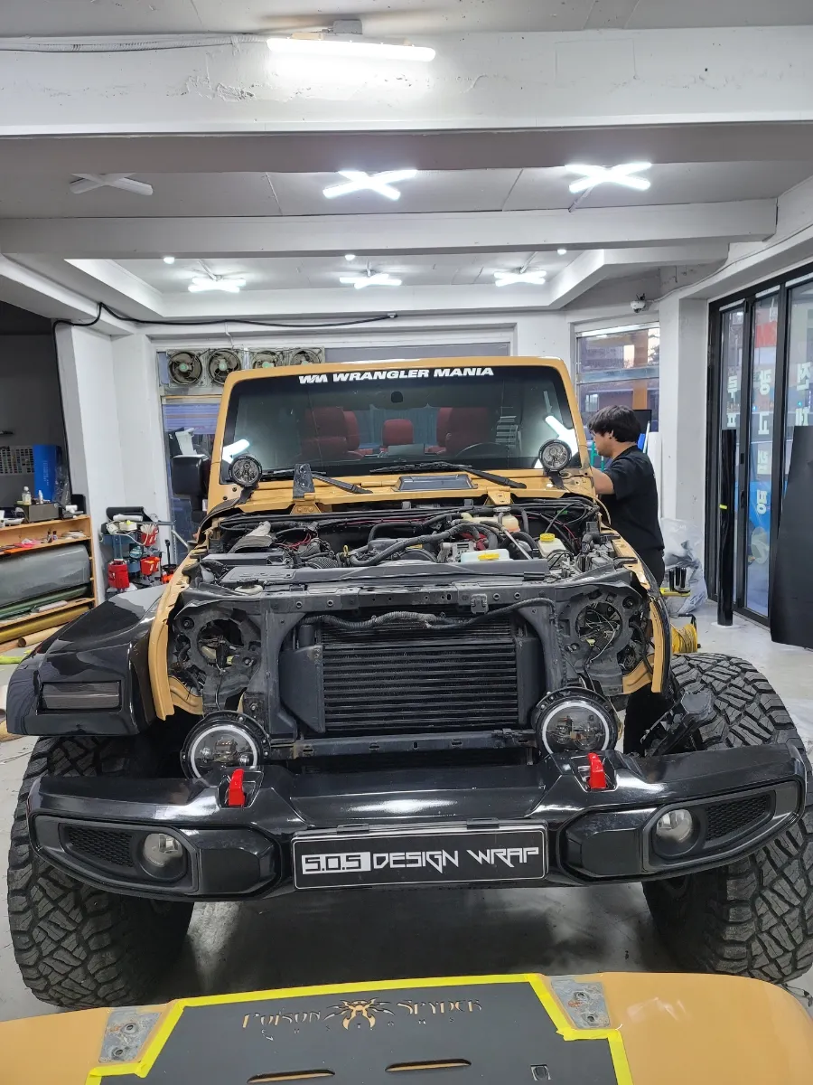 Jeep Wranglerのカーラッピング事例|高光沢ブラックで印象激変 施工写真 3-2