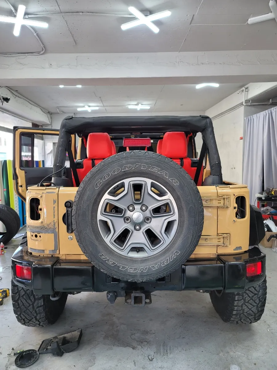 Jeep Wranglerのカーラッピング事例|高光沢ブラックで印象激変 施工写真 1-3
