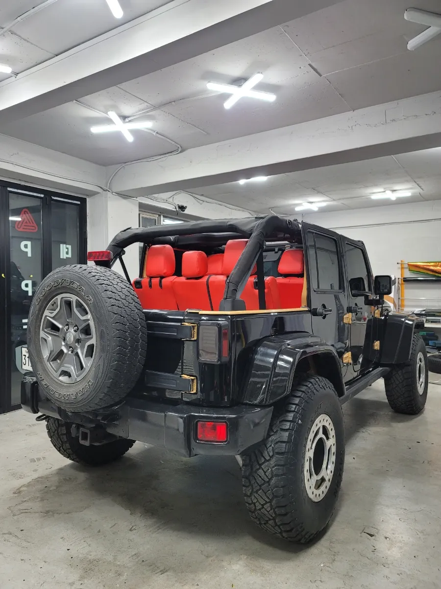 Jeep Wranglerのカーラッピング事例|高光沢ブラックで印象激変 施工写真 2-3