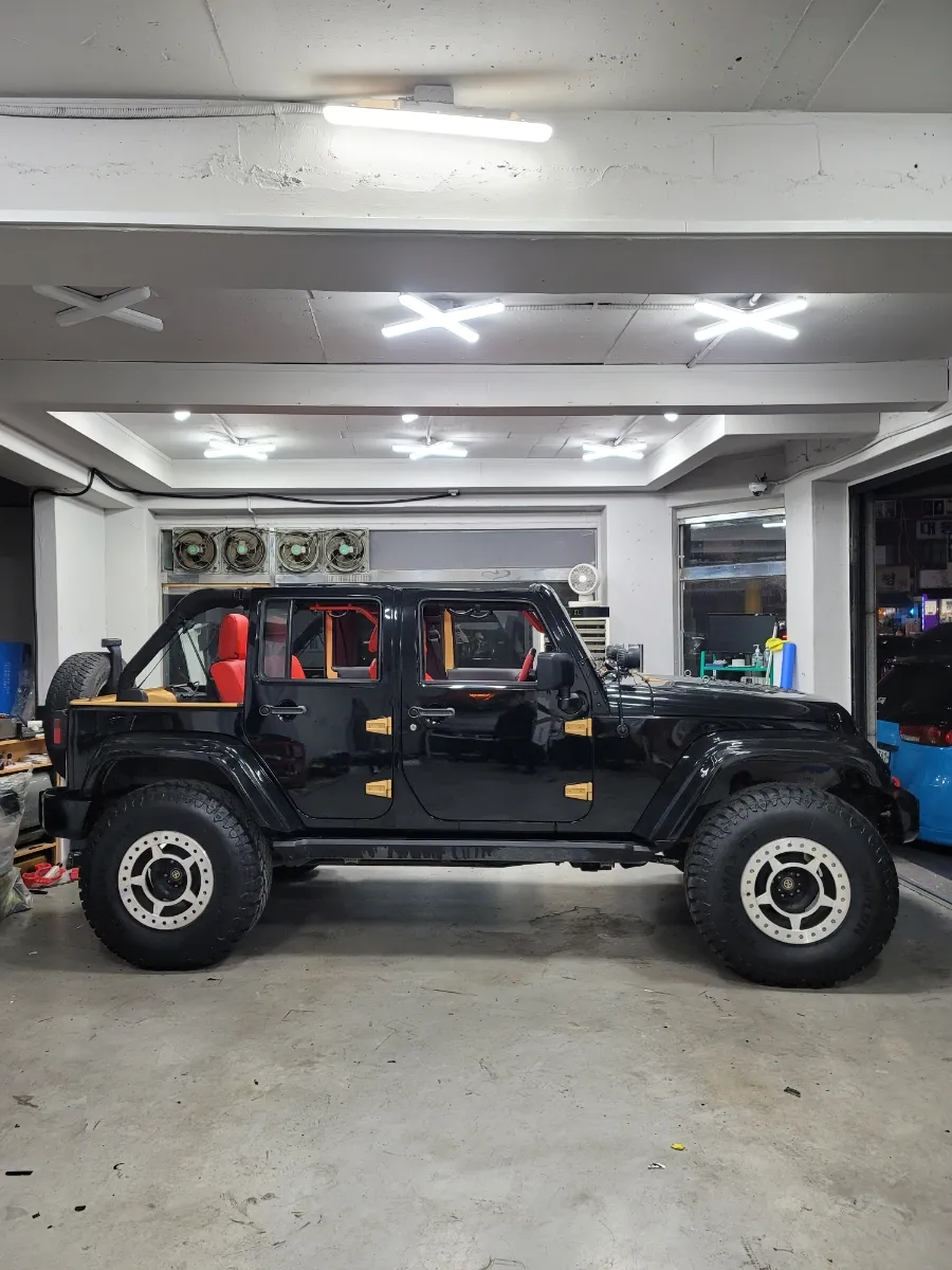 Jeep Wranglerのカーラッピング事例|高光沢ブラックで印象激変 施工写真 3-3