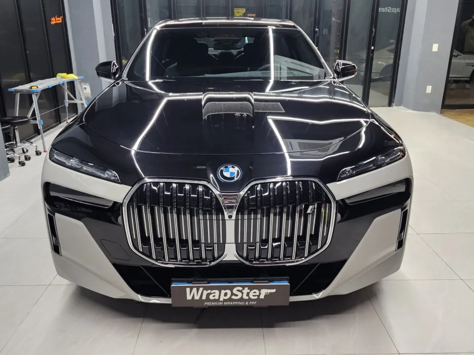 BMW i7 vinyl wrap - BMW i7 Vinyl Wrap Review: Chic Gray Lower Two-Tone photo 3