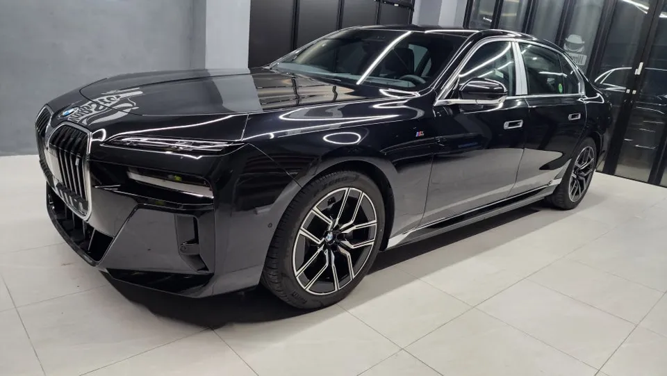 BMW i7 vinyl wrap - BMW i7 Vinyl Wrap Review: Chic Gray Lower Two-Tone photo 4