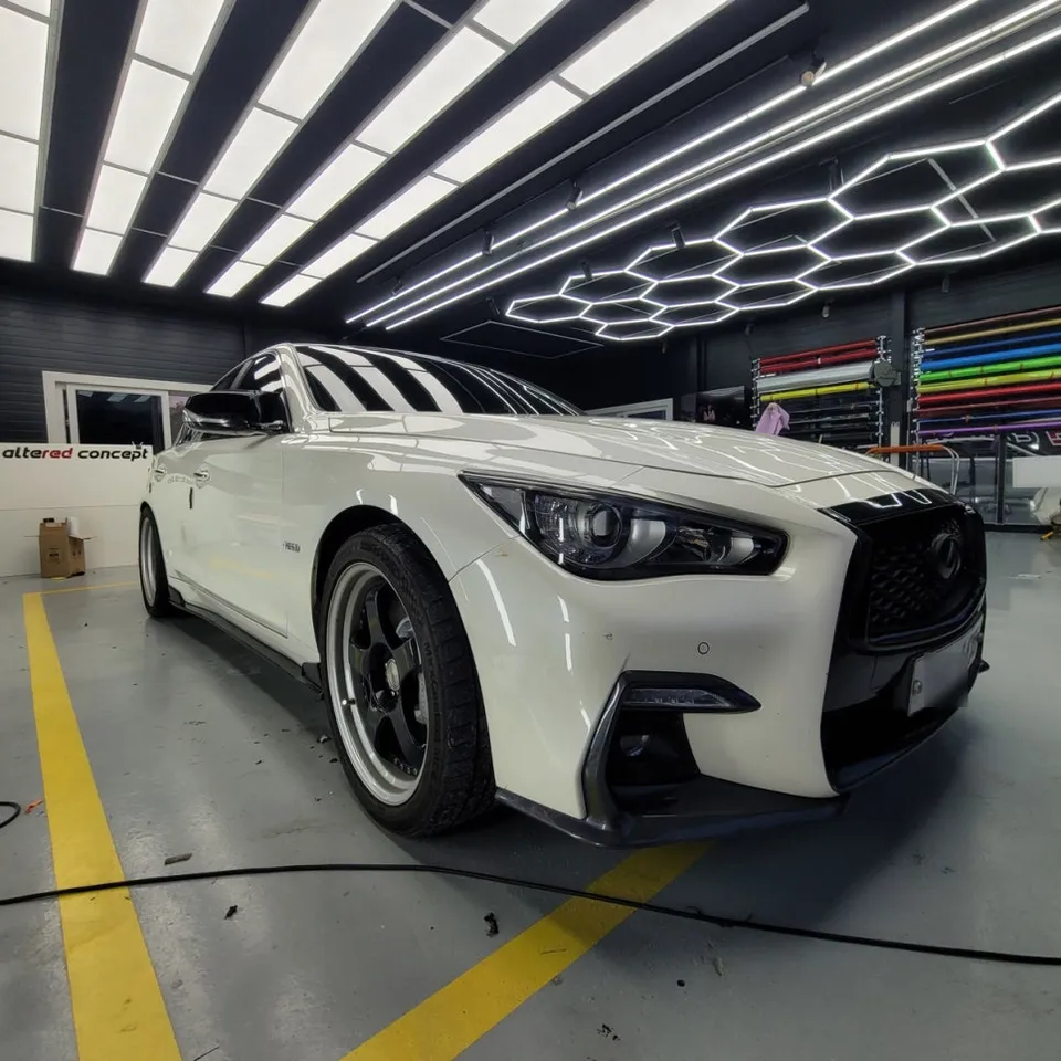 Infiniti Q50のカーラッピング事例｜光沢ブラック化で高級感アップ 施工写真 2-2