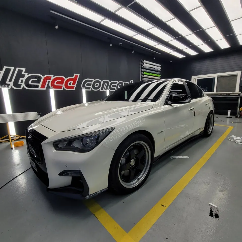Infiniti Q50のカーラッピング事例｜光沢ブラック化で高級感アップ 施工写真 3-2