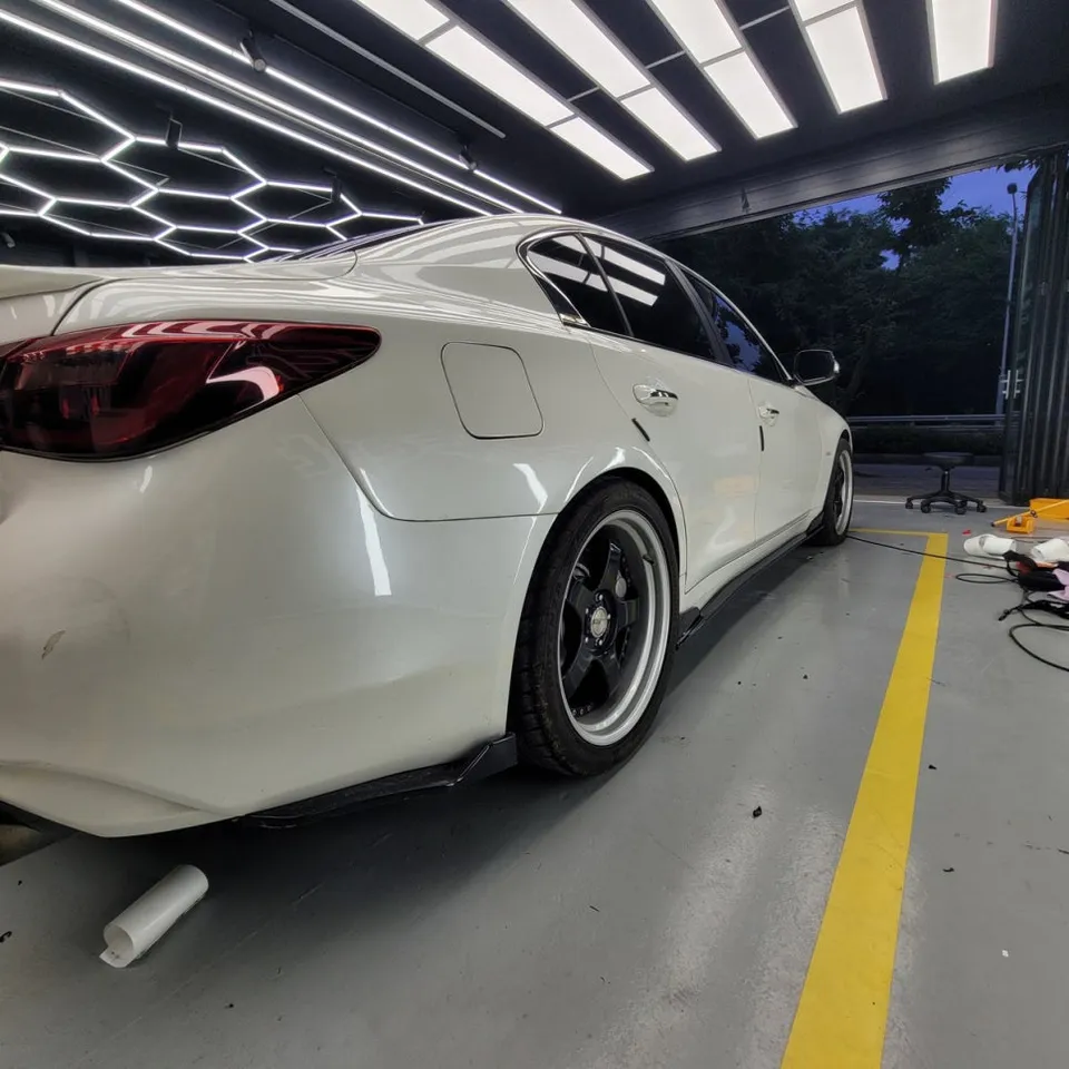 Infiniti Q50のカーラッピング事例｜光沢ブラック化で高級感アップ 施工写真 1-3