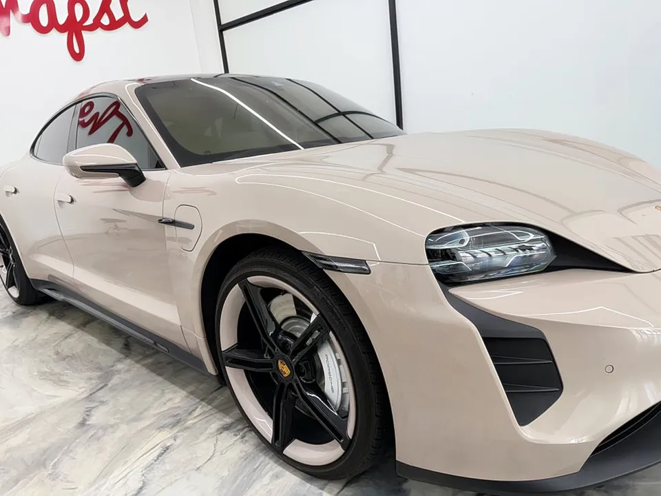 Porsche Taycanのカーラッピング事例｜費用目安・仕上がり 施工写真 2-1