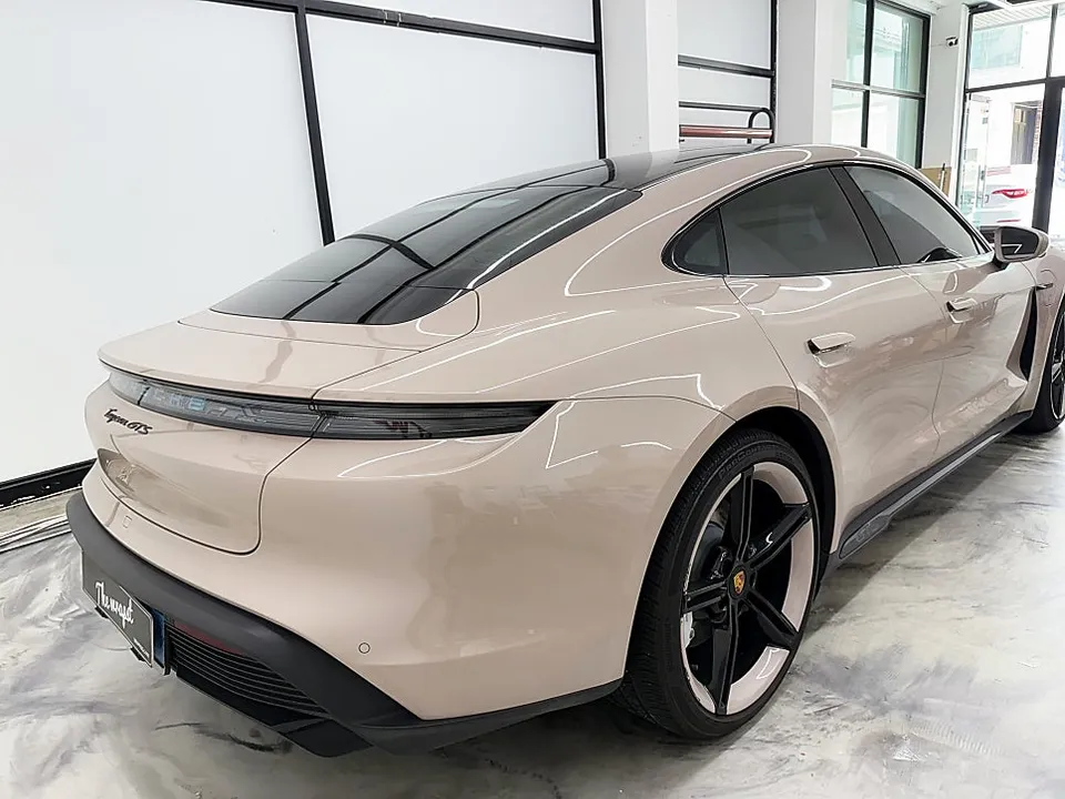 Porsche Taycanのカーラッピング事例｜費用目安・仕上がり 施工写真 3-1