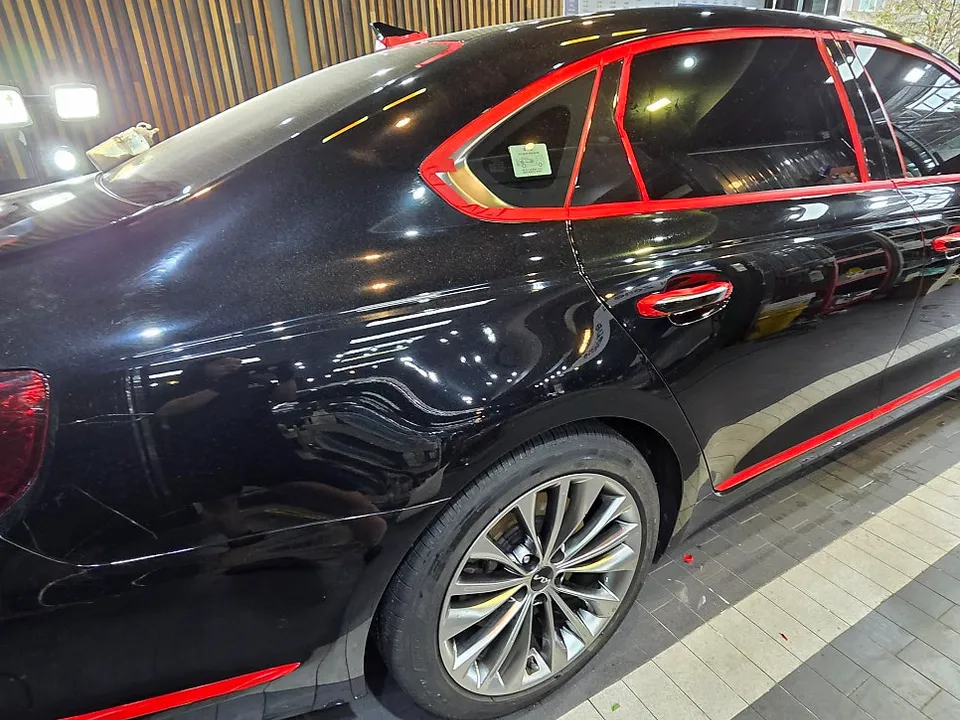 Kia K900のガラスコーティング事例|黒色車の輝き復活 施工写真 2-2