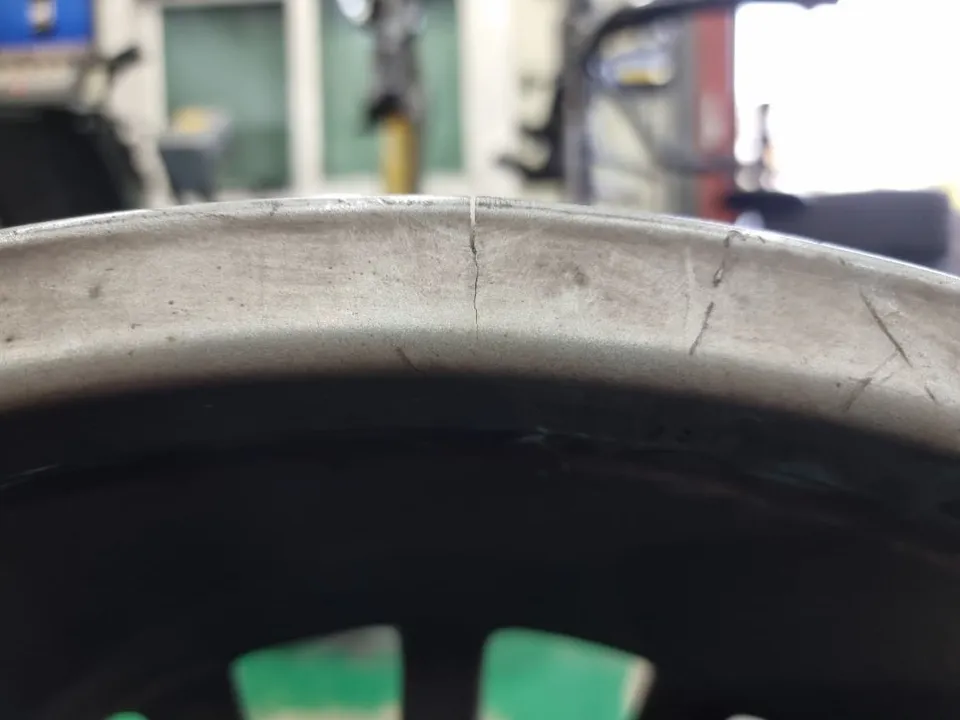Mercedes-Benz CLSのホイールリペア・塗装事例 施工写真 3-1