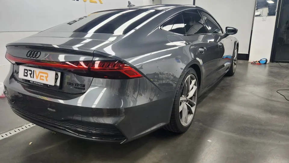 Audi A7のカーラッピング事例｜メタリックブラックロックグレイ 施工写真 2-1