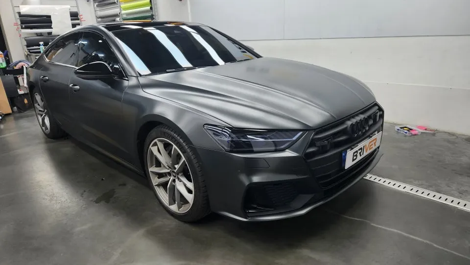 Audi A7のカーラッピング事例｜メタリックブラックロックグレイ 施工写真 2-3