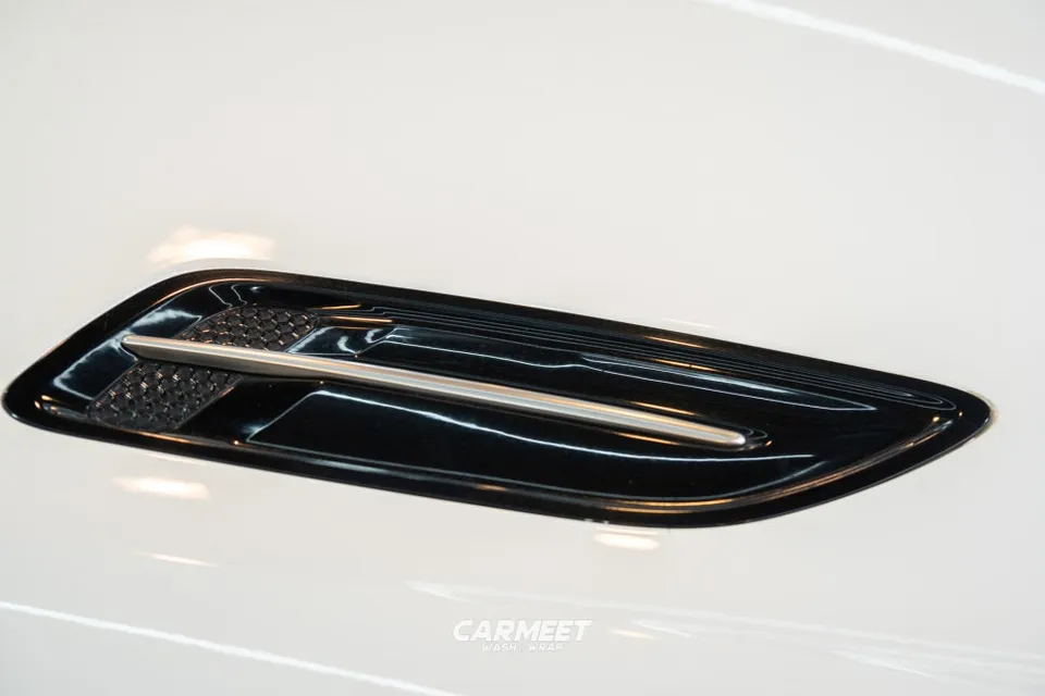 Kia Stingerのカーラッピング事例：カーボンボンネットのカスタム 施工写真 2-1