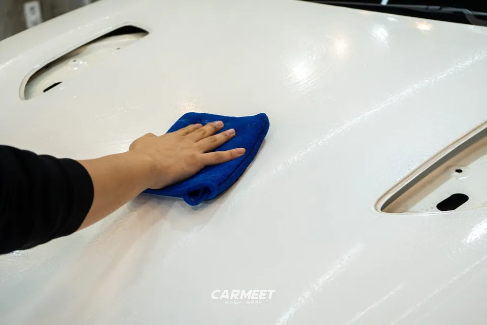 Kia Stingerのカーラッピング事例：カーボンボンネットのカスタム 施工写真 3-2