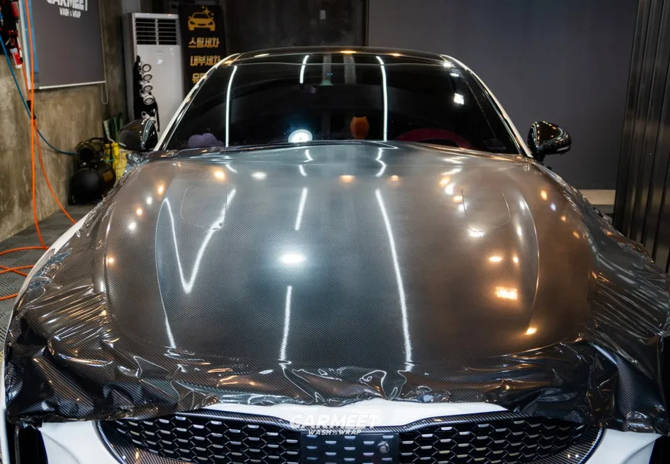 Kia Stingerのカーラッピング事例：カーボンボンネットのカスタム 施工写真 2-3