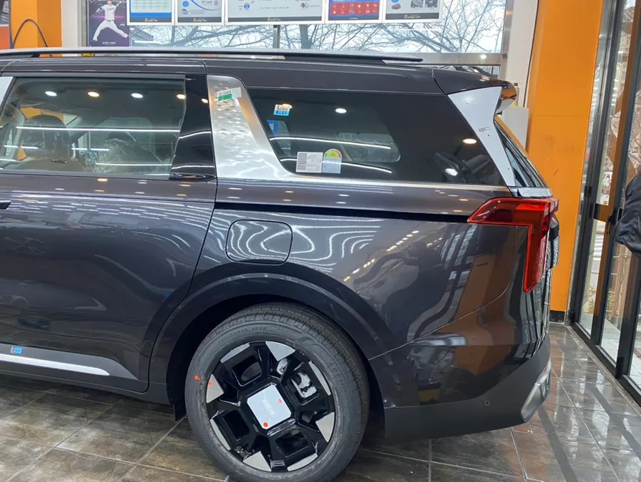 Kia Carnival KA4のカーフィルム施工事例｜断熱・プライバシー効果 施工写真 2-2