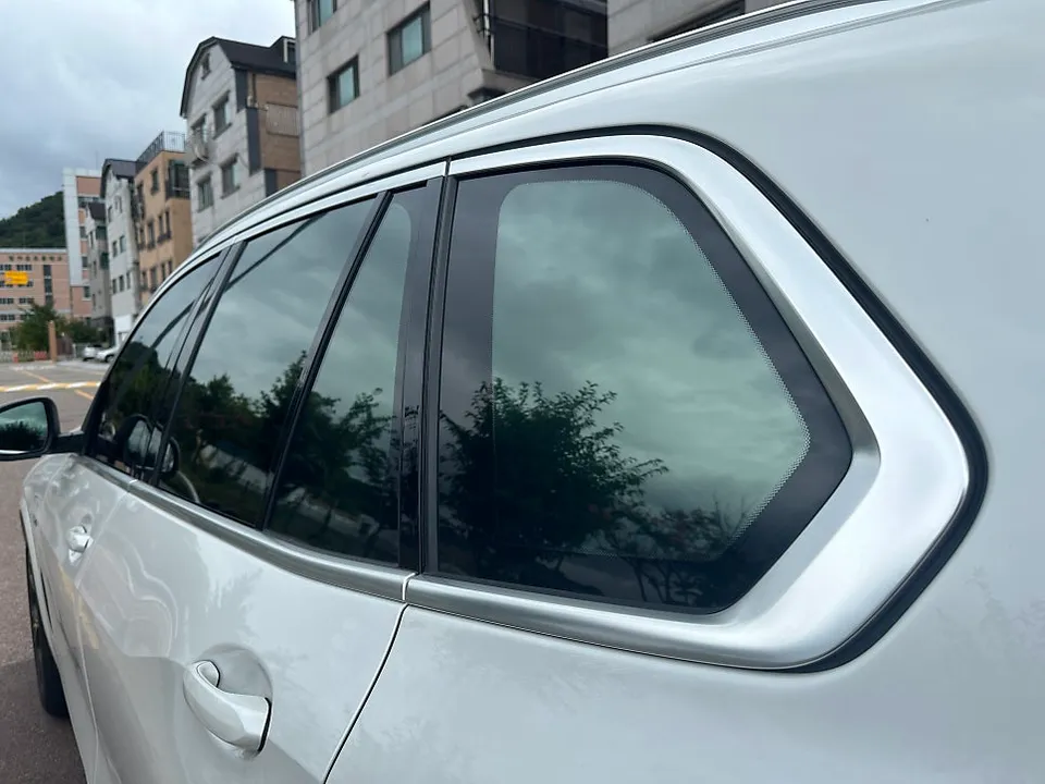 BMW X5のカーラッピング事例｜クローム除去とルーフスキン 施工写真 3-2