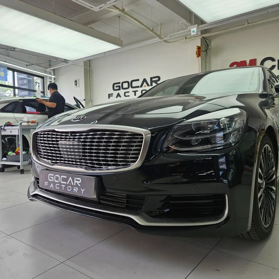 Kia K900のカーラッピング事例｜クローム部分のイメージチェンジ 施工写真 1-1
