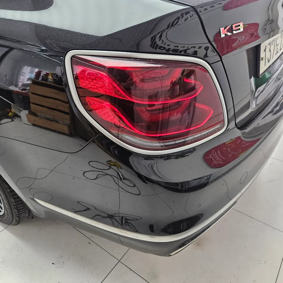 Kia K900のカーラッピング事例｜クローム部分のイメージチェンジ 施工写真 3-1