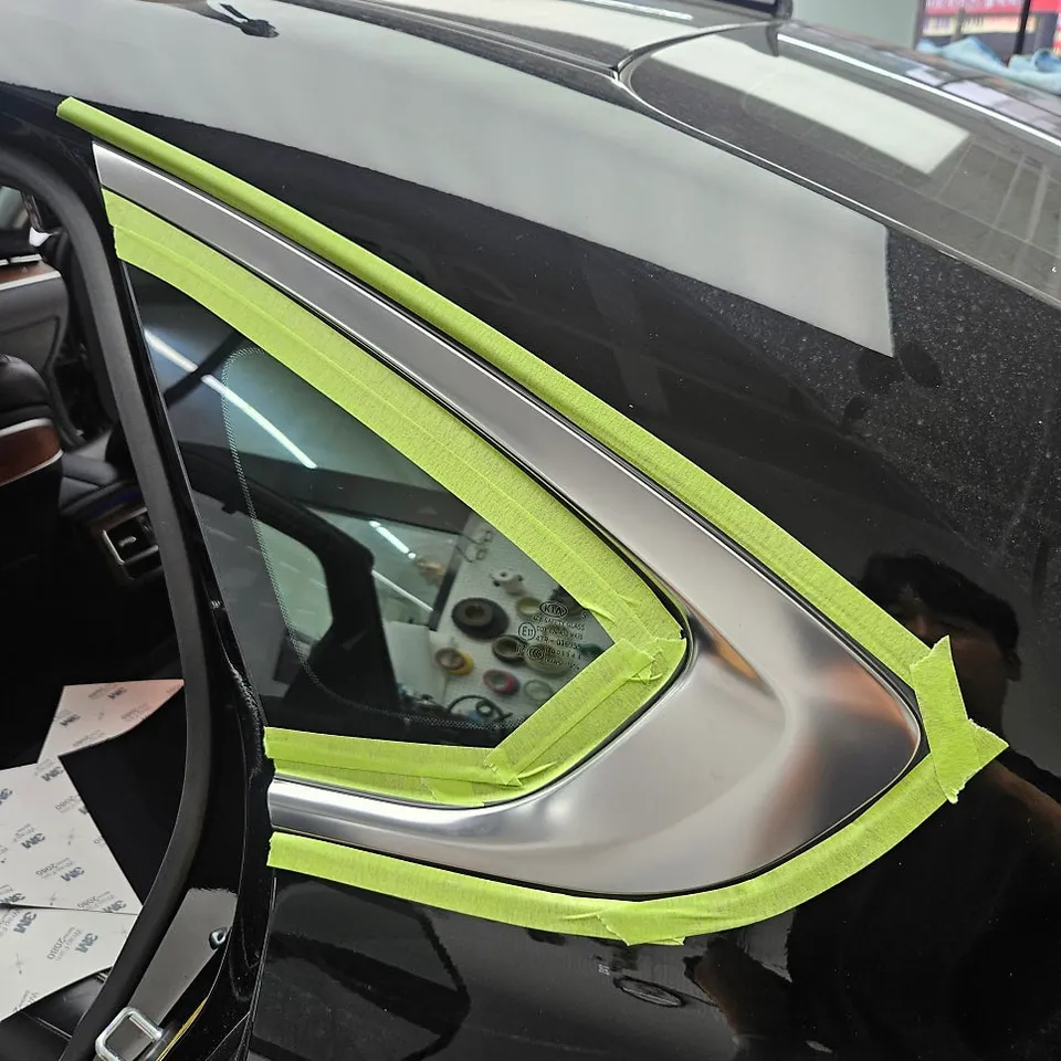 Kia K900のカーラッピング事例｜クローム部分のイメージチェンジ 施工写真 3-2