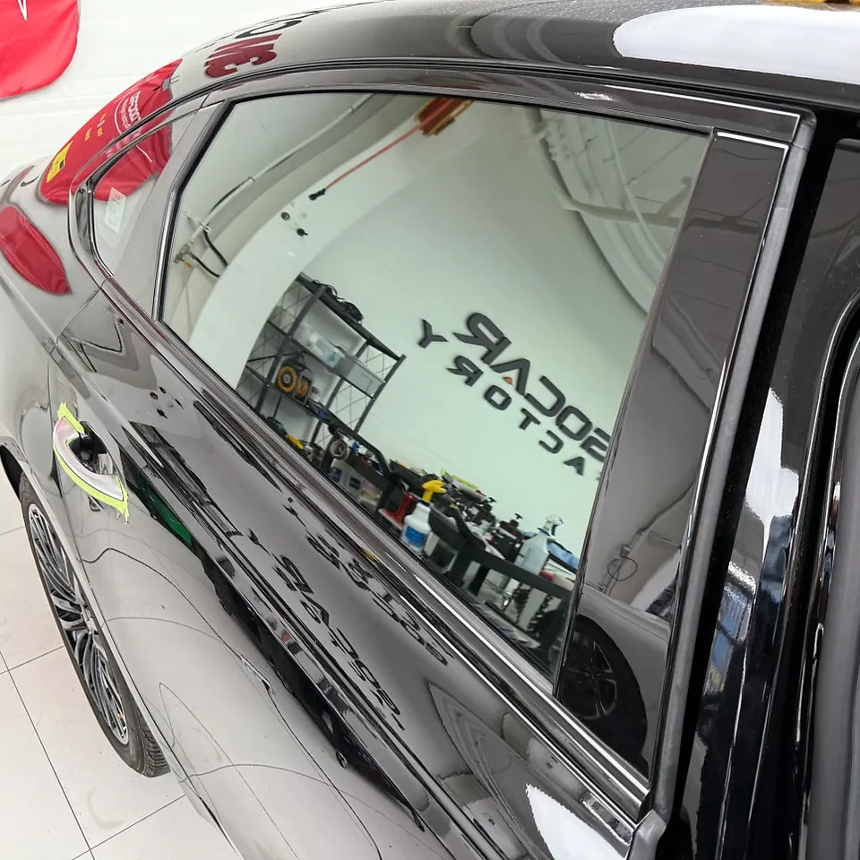 Kia K900のカーラッピング事例｜クローム部分のイメージチェンジ 施工写真 3-3