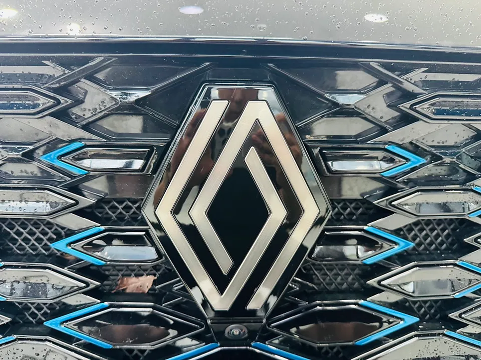 Renault Koleos PPF施工事例:エンブレムラッピングと変色PPF 施工写真 3-1