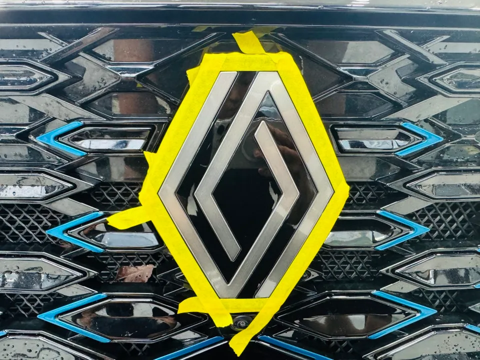 Renault Koleos PPF施工事例:エンブレムラッピングと変色PPF 施工写真 1-2