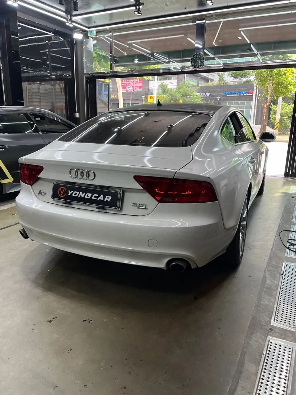 Audi A7のカーラッピング事例｜費用目安・仕上がり 施工写真 1-2