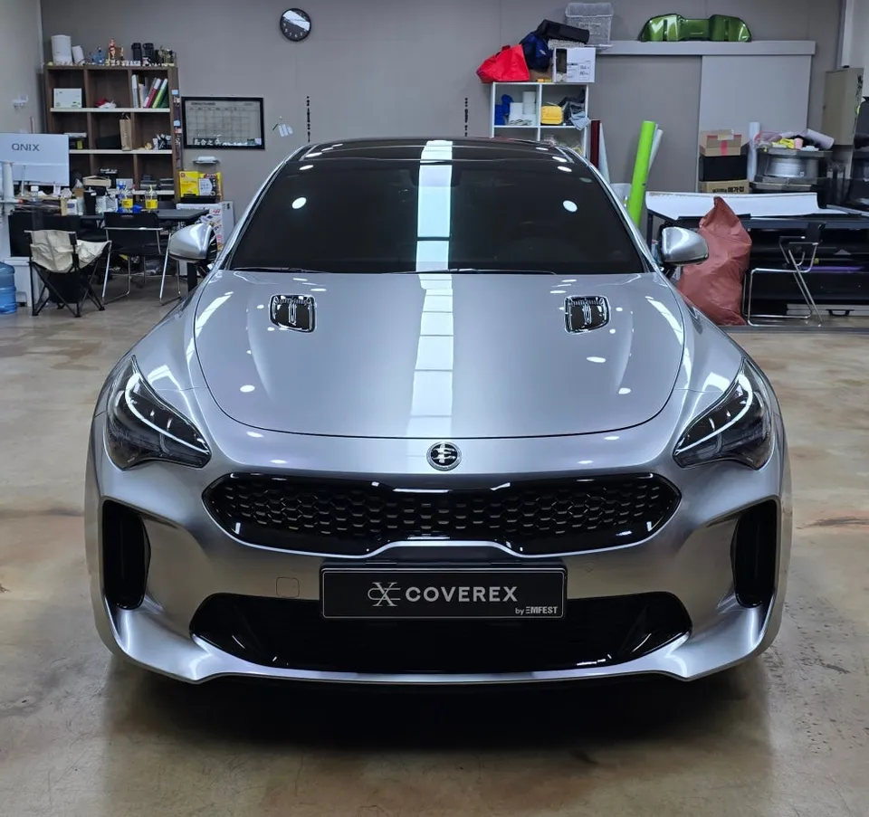 Kia Stingerのカーラッピング事例|GTシルバーの高級感 施工写真 1-2