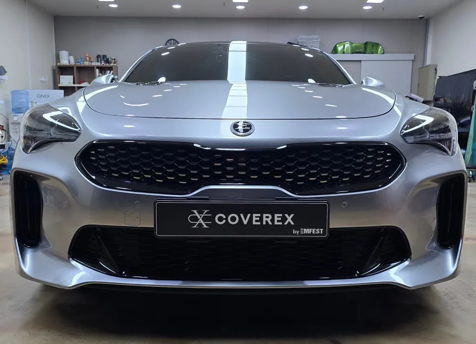 Kia Stingerのカーラッピング事例|GTシルバーの高級感 施工写真 2-2