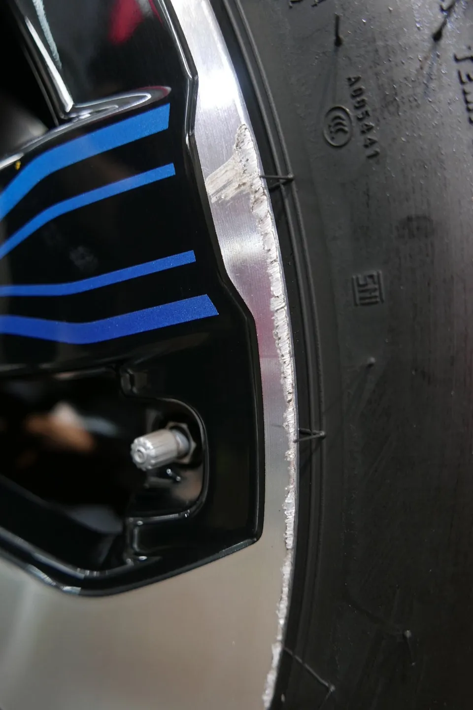 Mercedes-Benz EQS wheel repair - Mercedes-Benz EQS Wheel Repair & Painting Review - Restored to Li photo 4