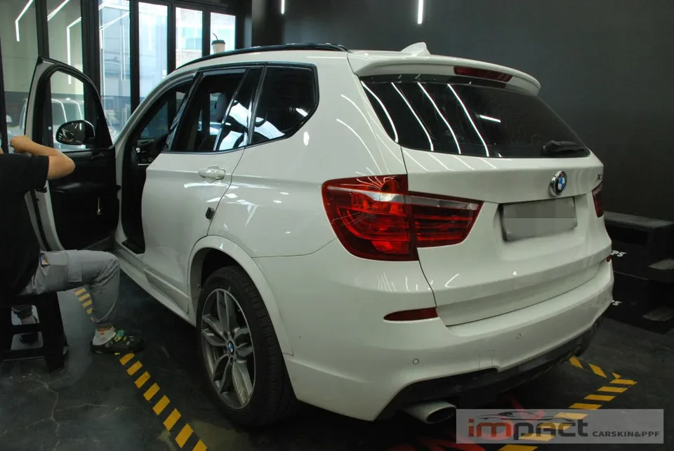 BMW X3のカーラッピング事例:ウィンドウモールディングの美観回復 施工写真 1-2