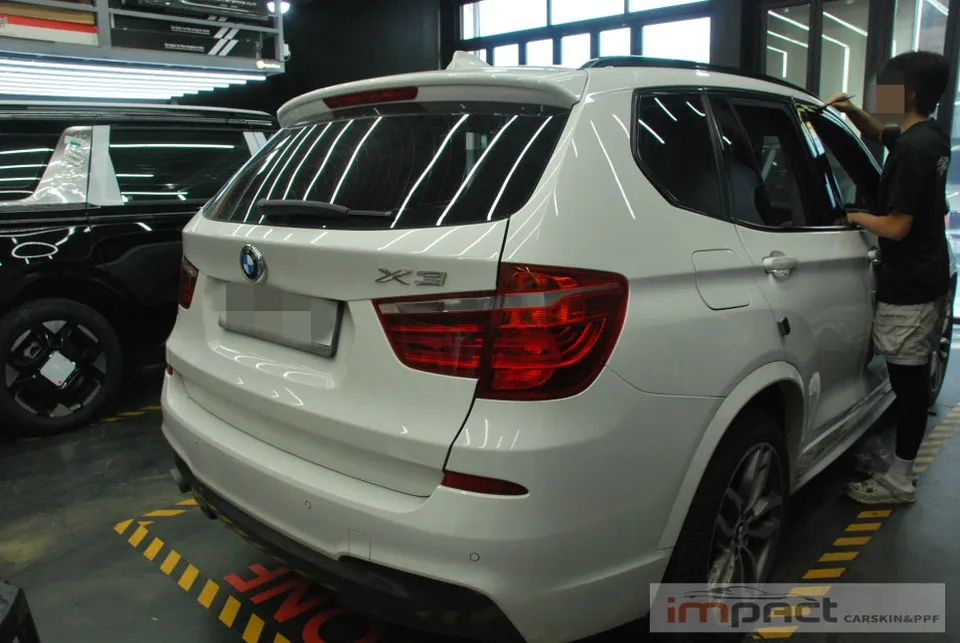 BMW X3のカーラッピング事例:ウィンドウモールディングの美観回復 施工写真 2-2