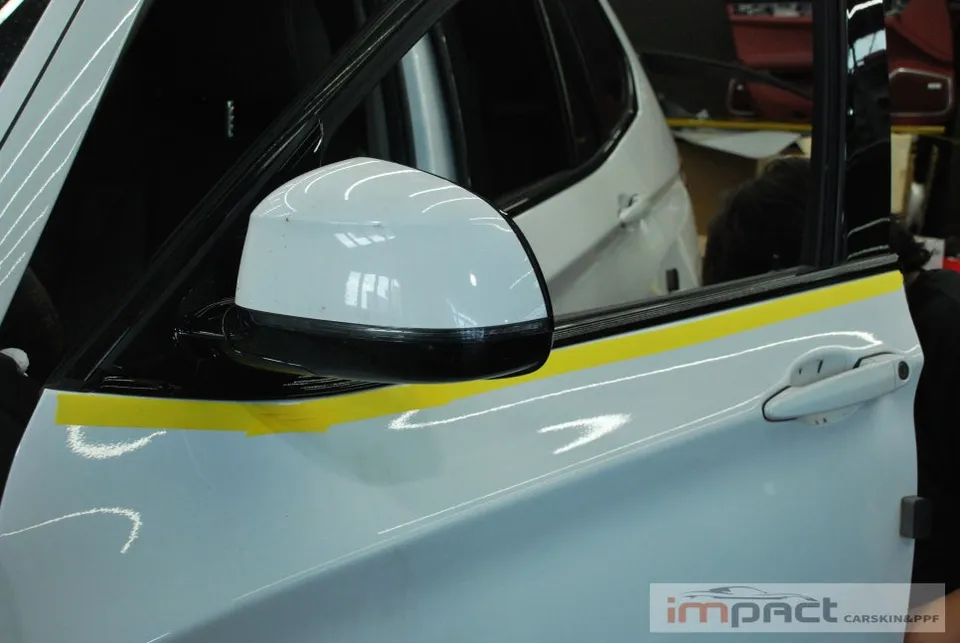 BMW X3のカーラッピング事例:ウィンドウモールディングの美観回復 施工写真 1-3