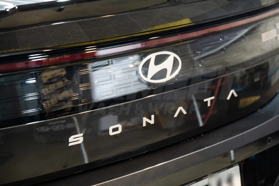 Hyundai Sonata DN8のカーラッピング事例：クローム部分のブラックアウト 施工写真 3-2