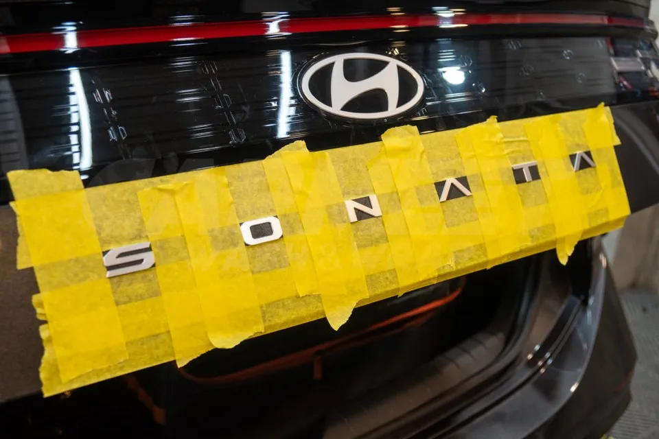 Hyundai Sonata DN8のカーラッピング事例：クローム部分のブラックアウト 施工写真 1-3